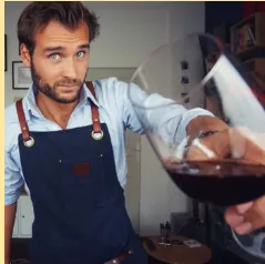 Charles, Mon petit Caviste, verre de vin à la main