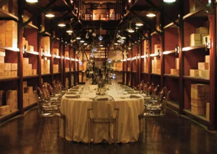 Table de dîner dressée dans une cave de prestige