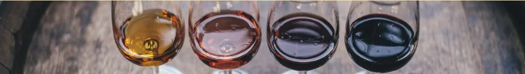 Quatre verres de vin : blanc, rosé, rouge, intense