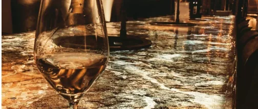 Verre de vin blanc sur un comptoir