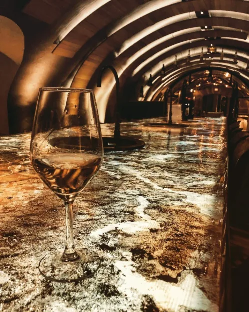 Verre de vin dans une cave voûtée